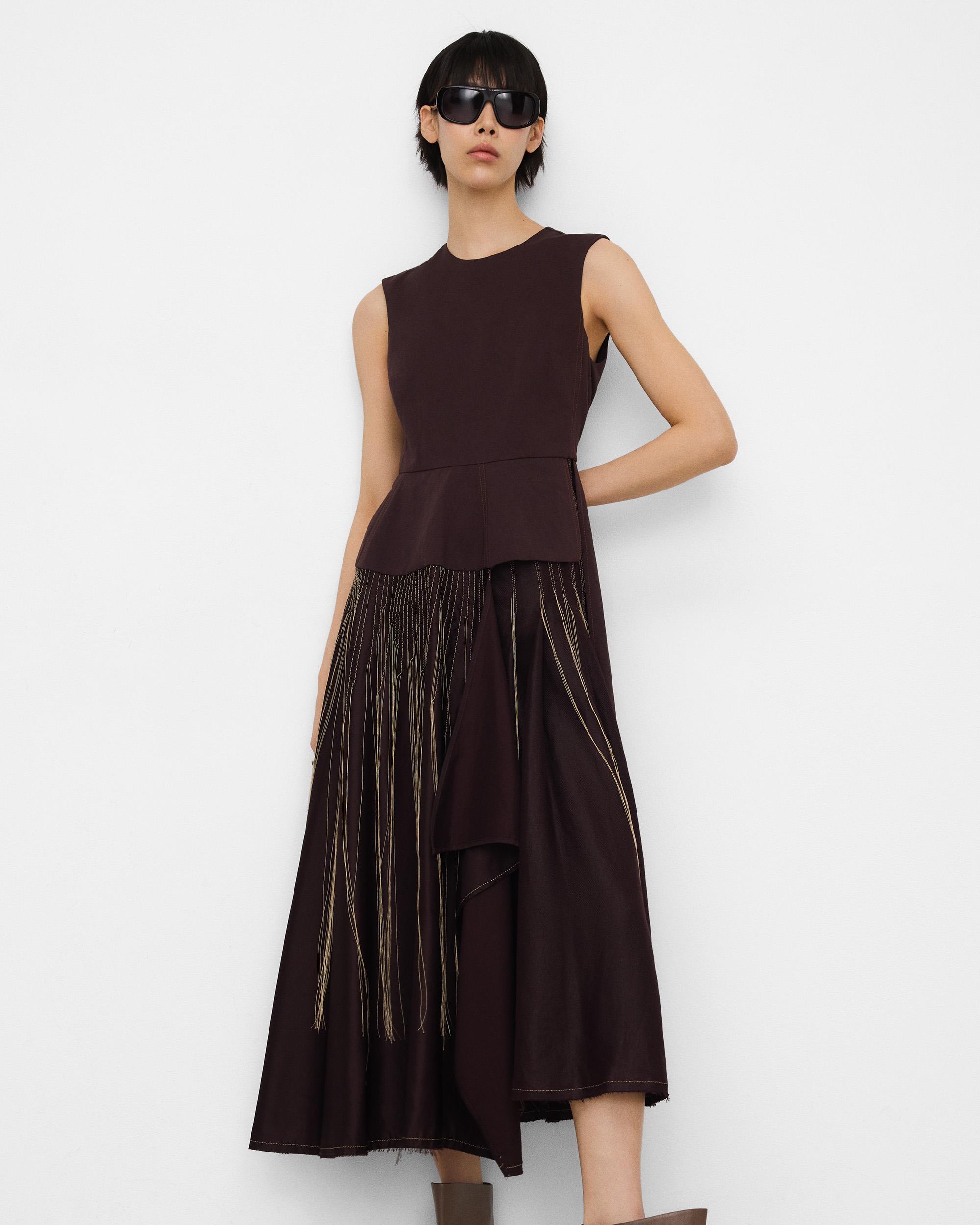 Adolfo Dominguez - Vestido largo con falda capa bordada.