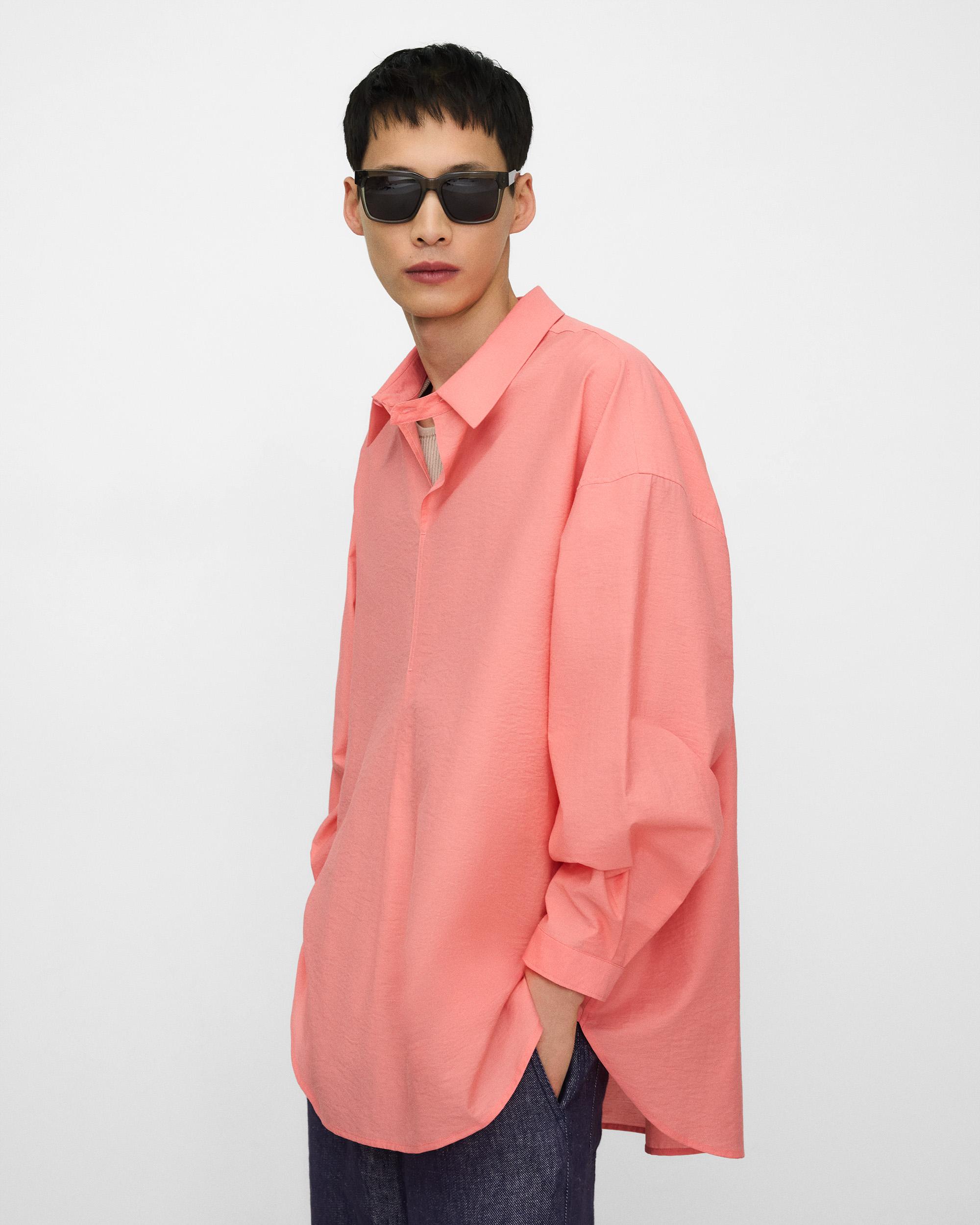Camisa de hombre oversize con media tapeta