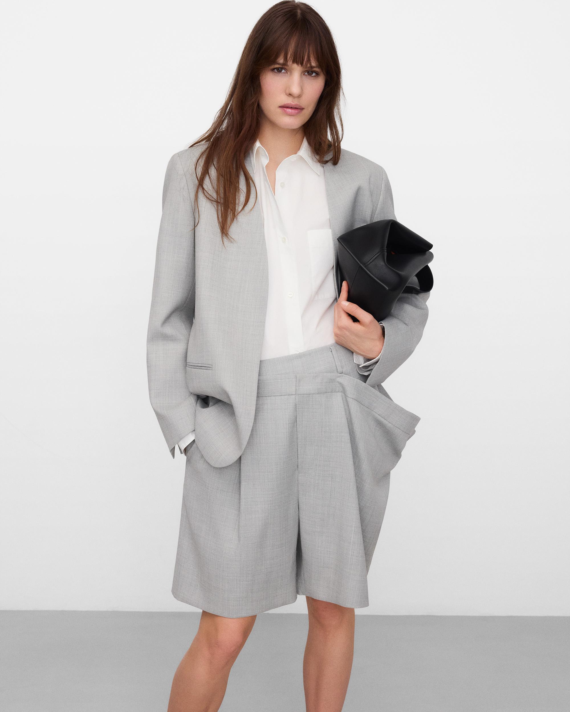 Adolfo Dominguez - Blazer de mujer sin solapa con cuello pico.