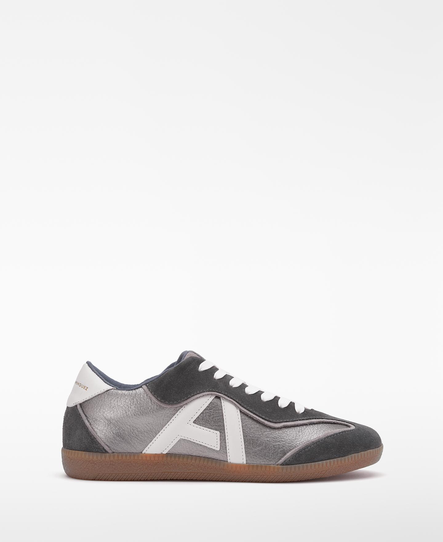 Imagen 0 de Zapatilla deportiva de mujer de acabado metalizado y cordones Gris oscuro metalizado