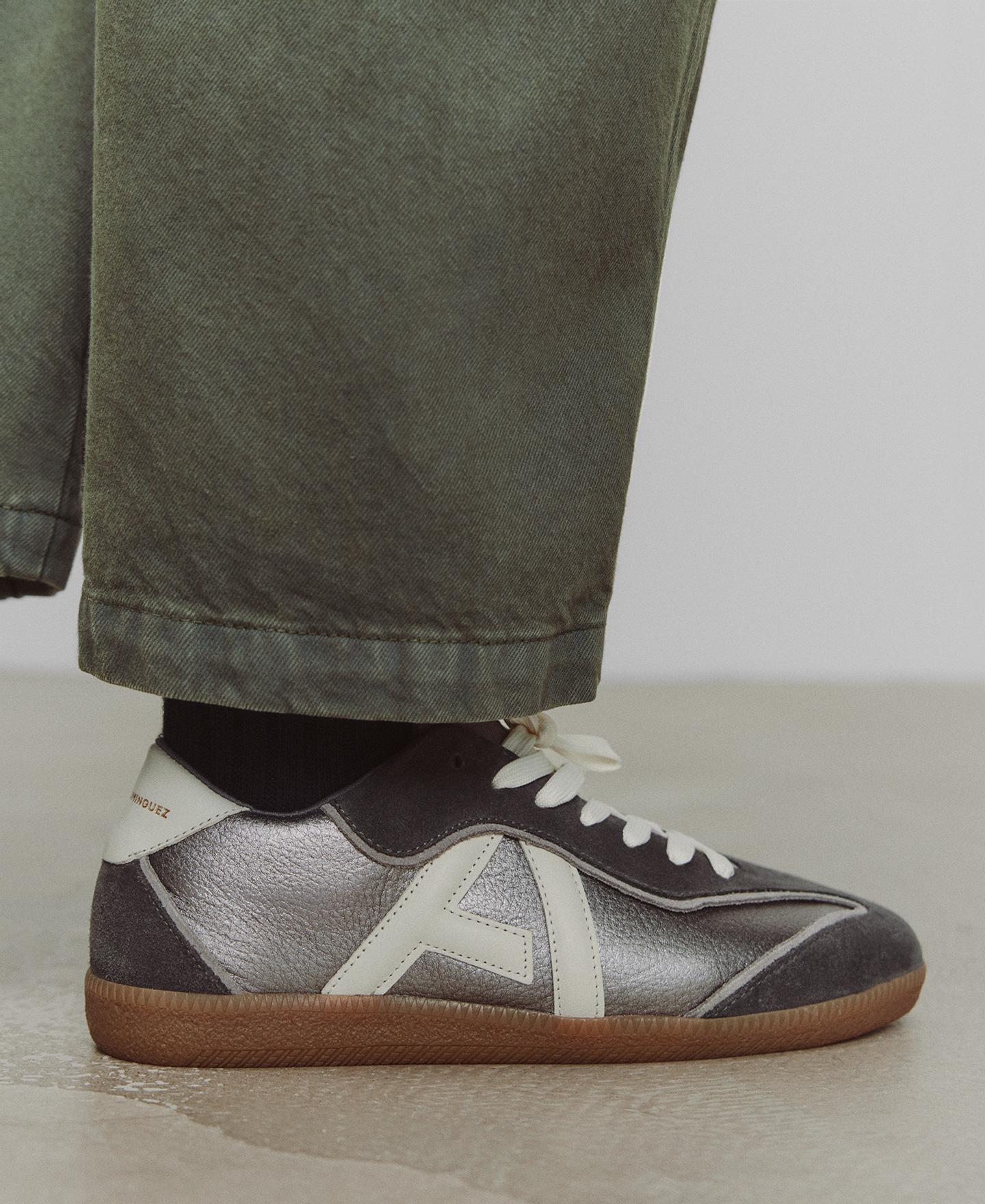 Zapatilla deportiva de mujer de acabado metalizado y cordones - Adolfo Dominguez - Gris oscuro metalizado Gris oscuro metalizado-2