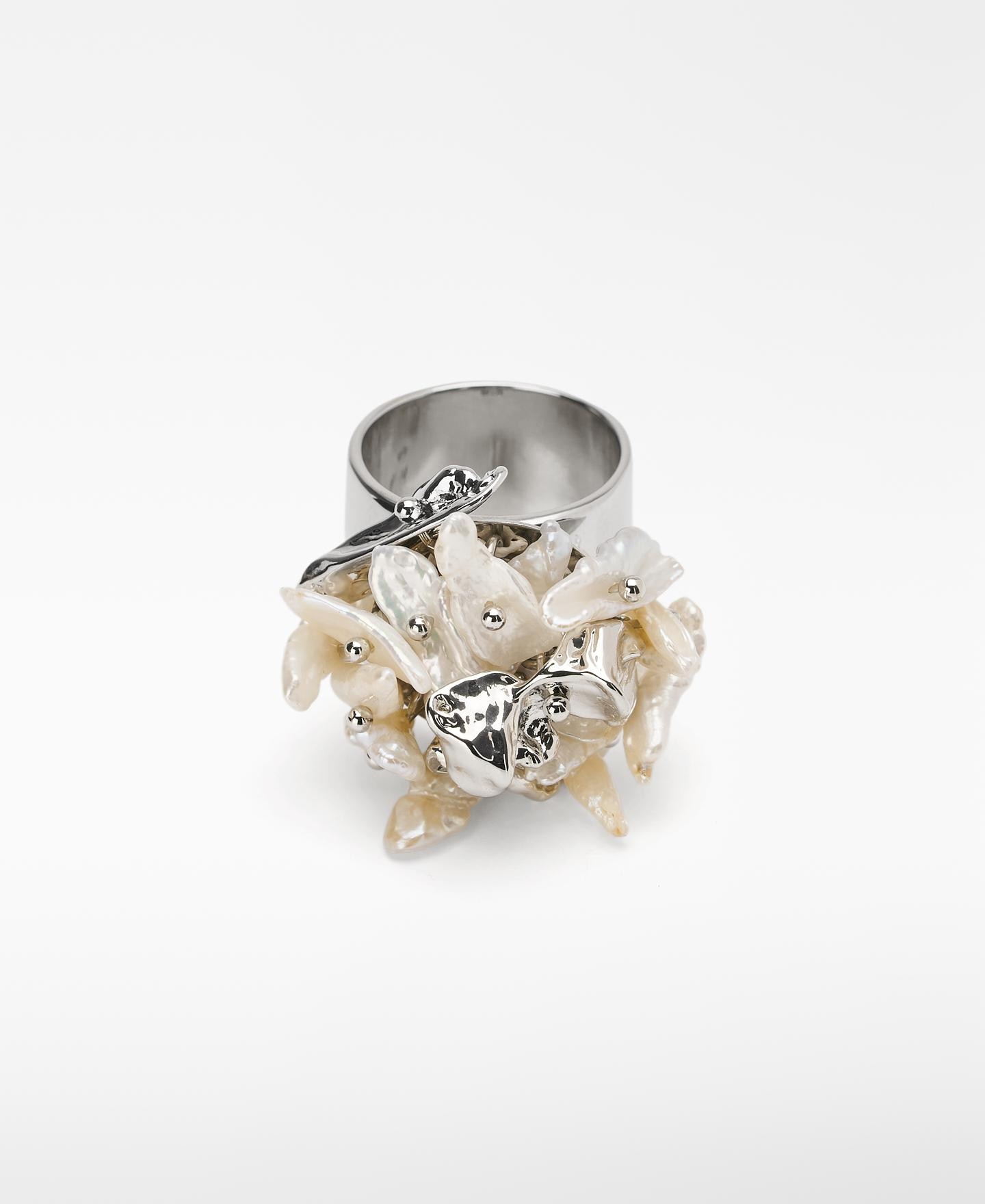 Imagen 0 de Anillo con acabado plateado y logo grabado Perla