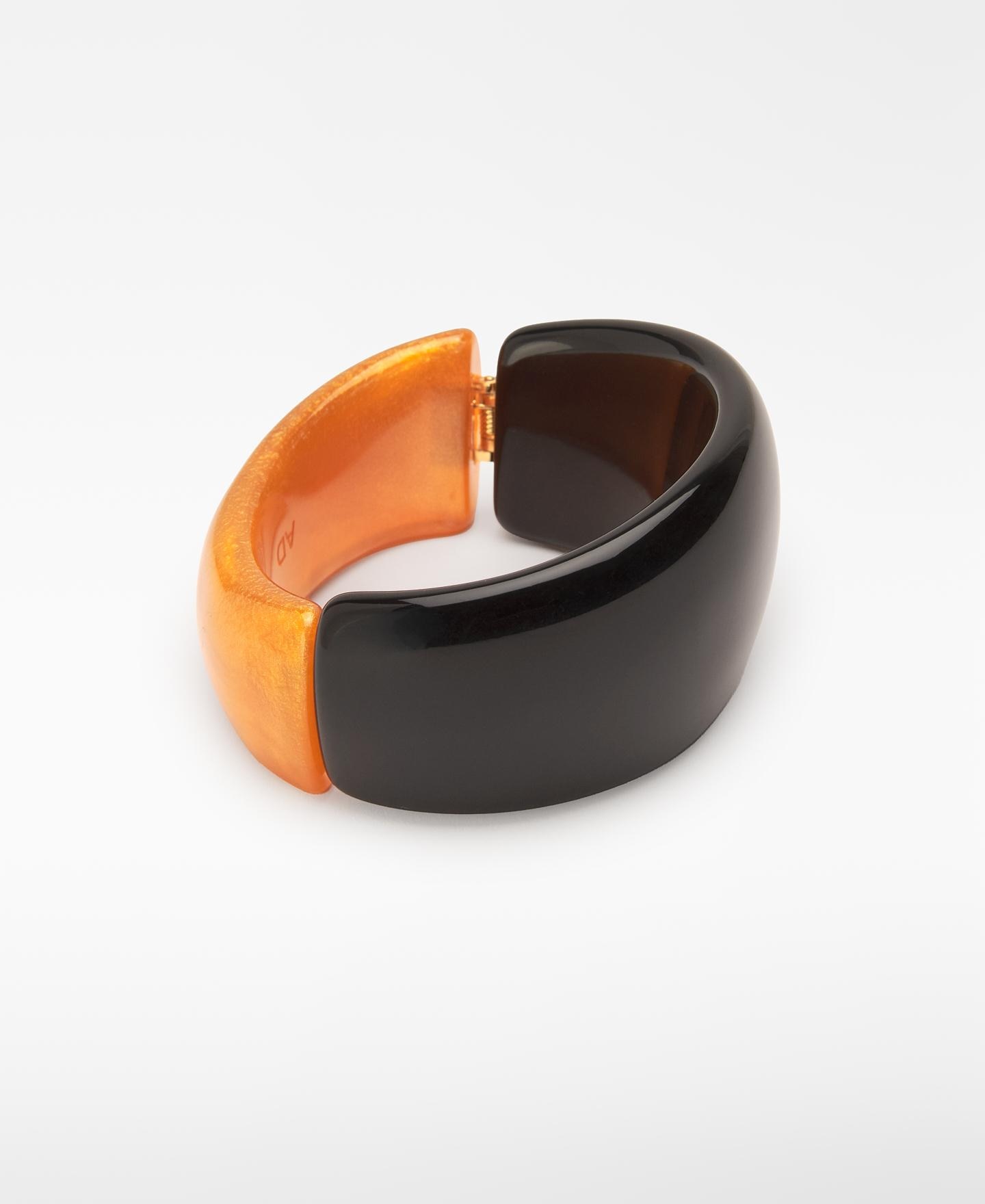 Imagen 0 de Pulsera rígida de resina con cierre de imán Negro