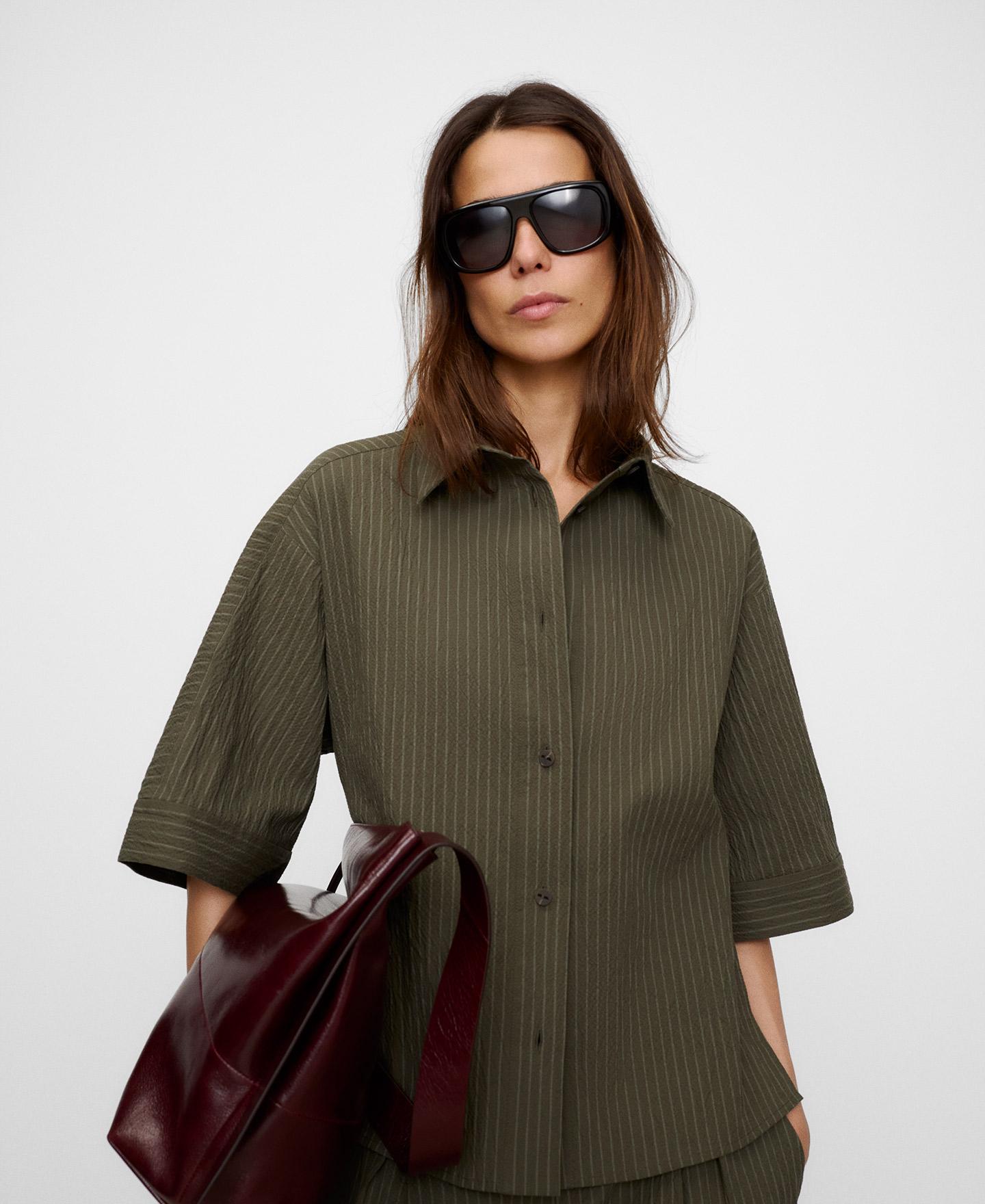 Imagen 0 de Camisa de mujer de algodón corte boxy y cuello italiano Musgo