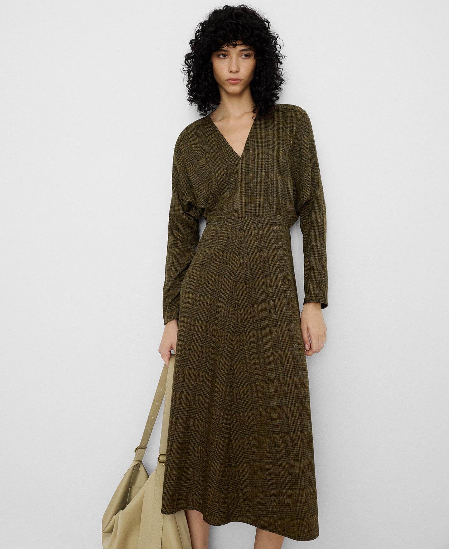 Imagen 0 de Vestido midi de cuadros con escote pico y manga japonesa Verde