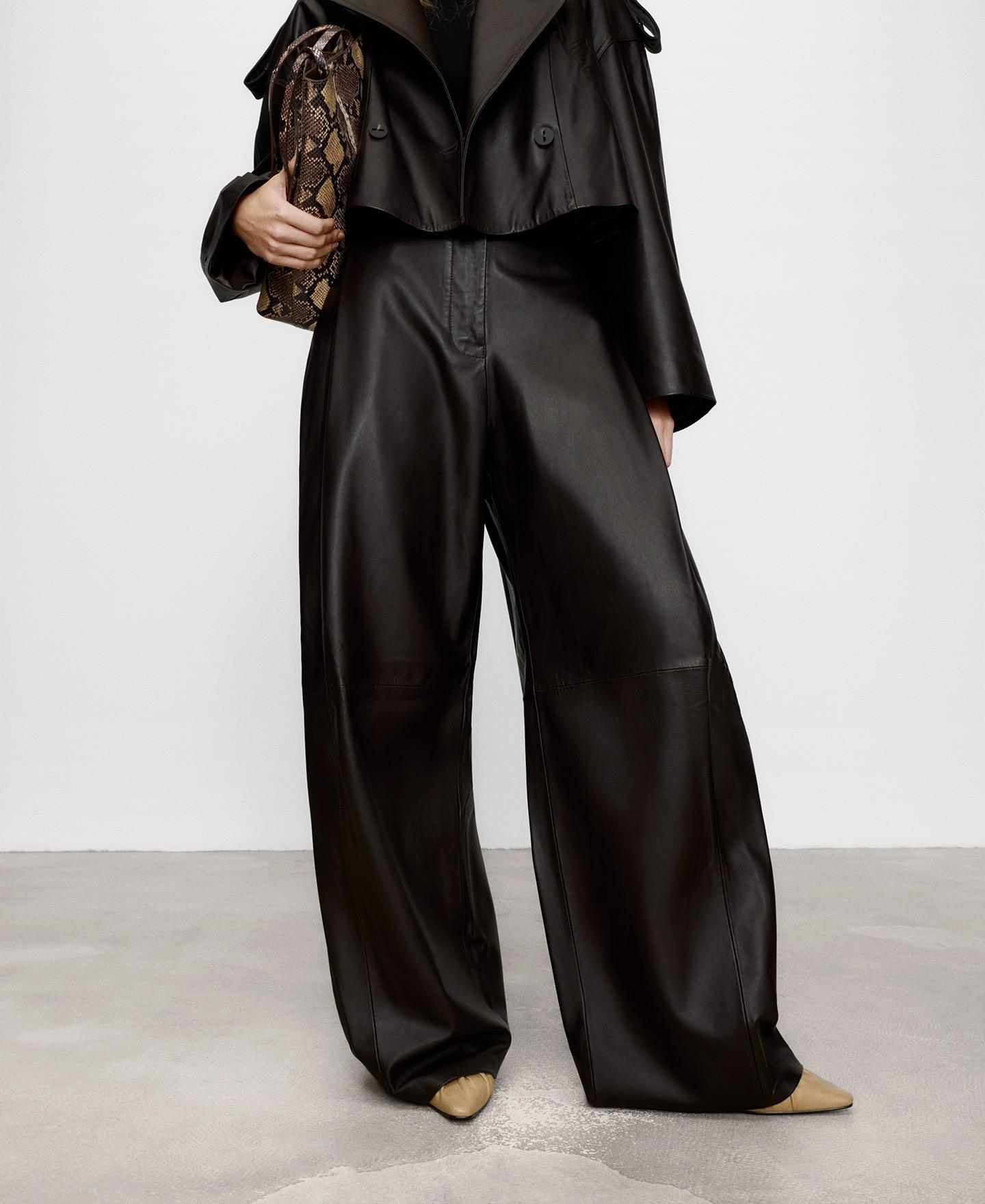 Imagen 1 de Pantalón ancho de mujer tipo baggy de piel Marrón