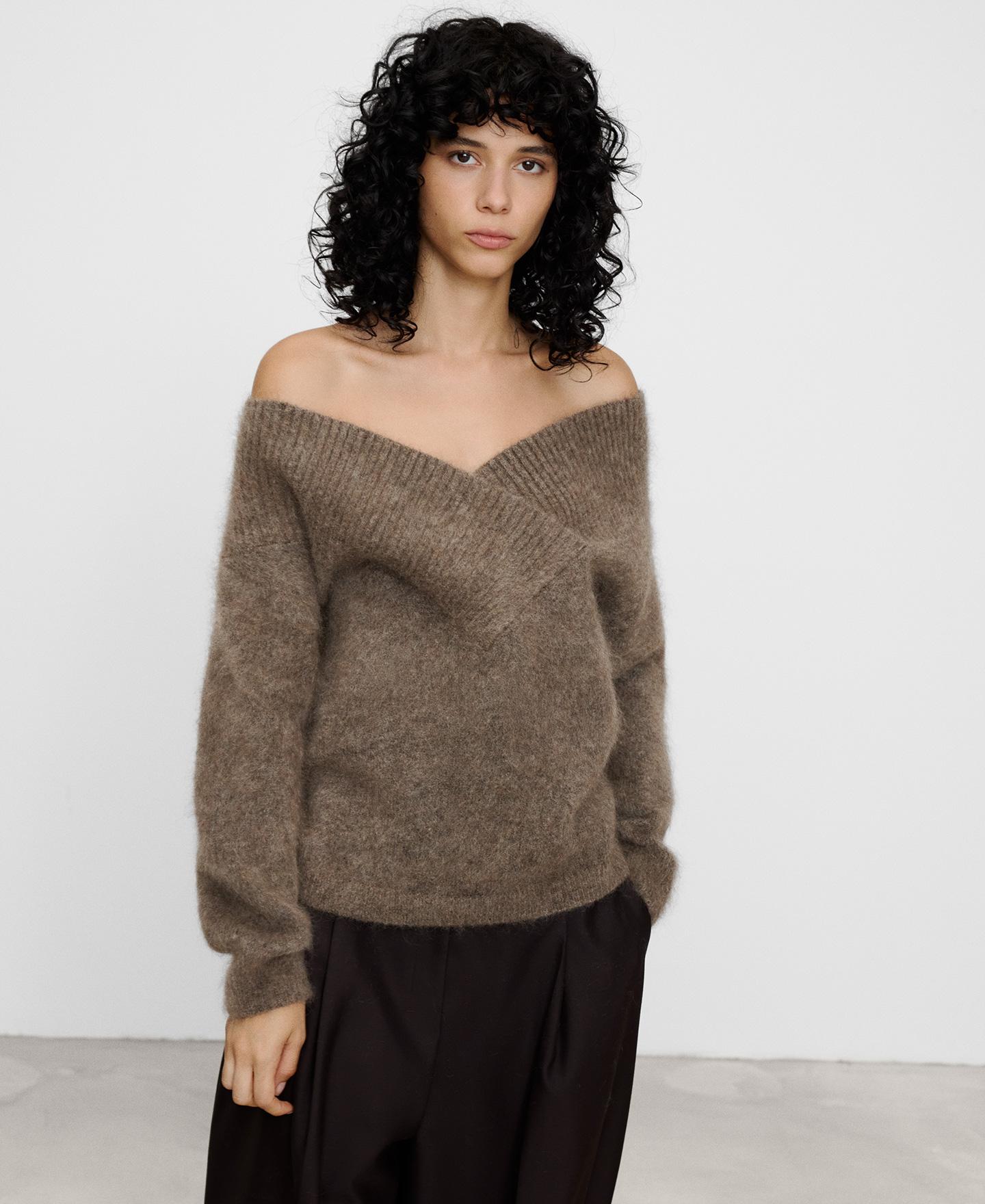 Imagen 0 de Jersey de mujer de cuello pico amplio con mohair Marrón