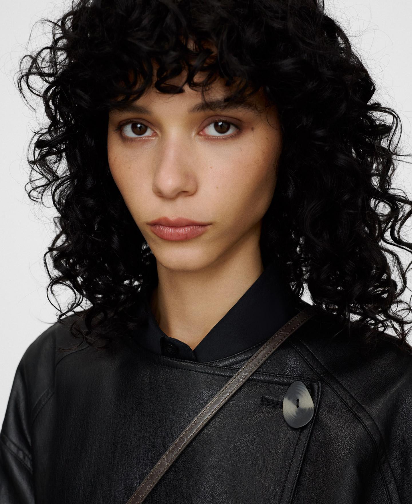 Imagen 6 de Chaqueta cruzada de mujer en piel no piel con cinturón - Adolfo Dominguez - Negro Negro