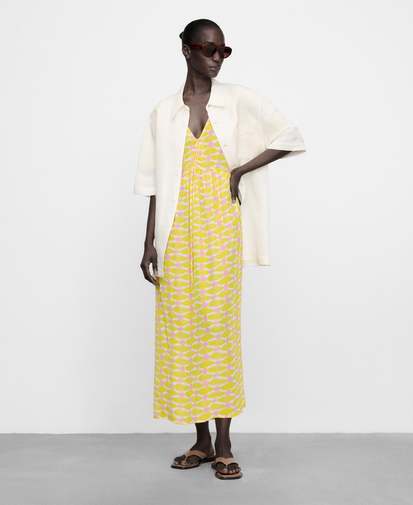 Adolfo Dominguez - Vestido largo estampado con escote pico y cordón.