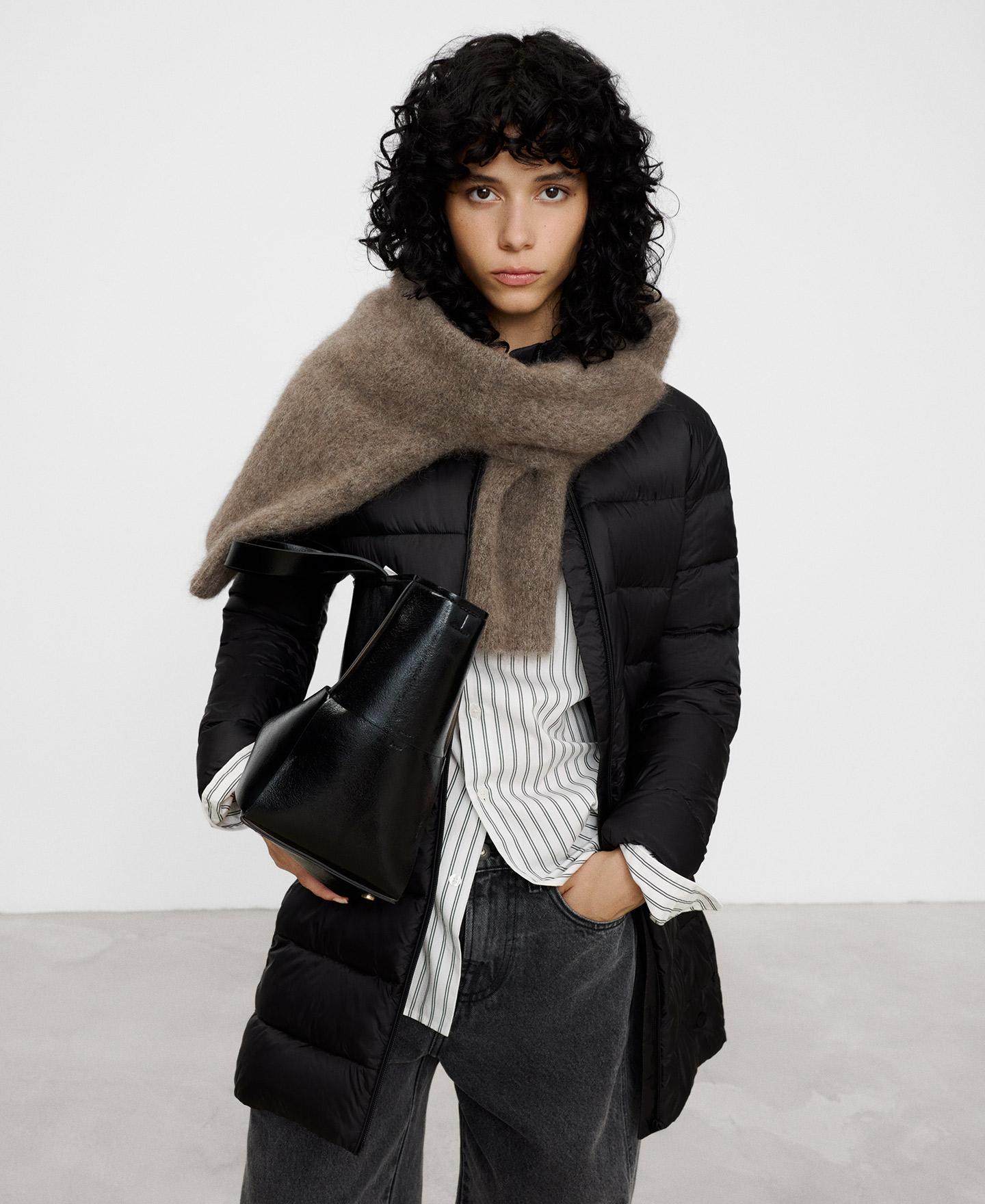 Imagen 0 de Chaqueta de mujer acolchada con cuello chimenea Negro