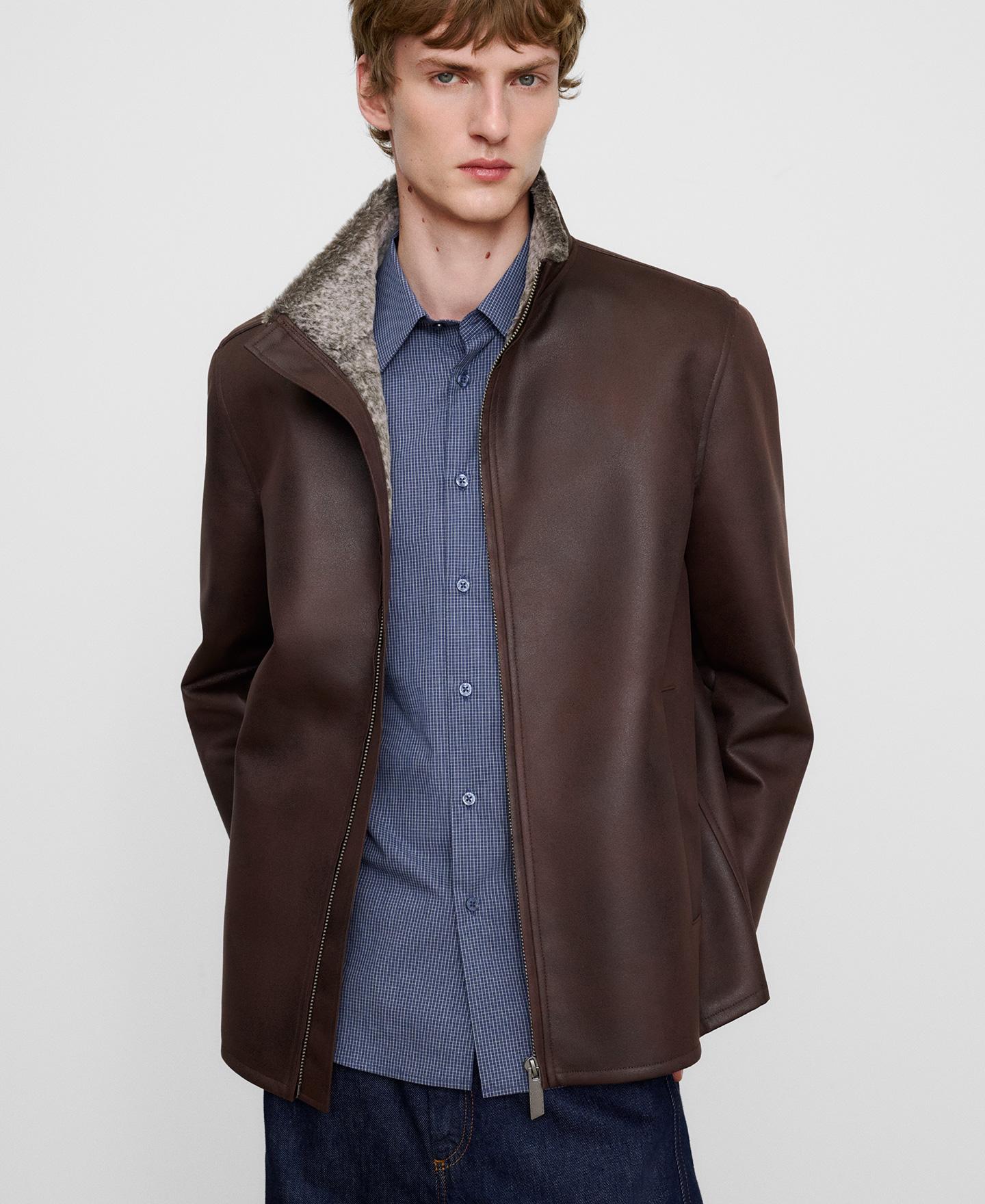 Imagen 0 de Chaqueta de hombre en piel no piel con cuello tira Marrón