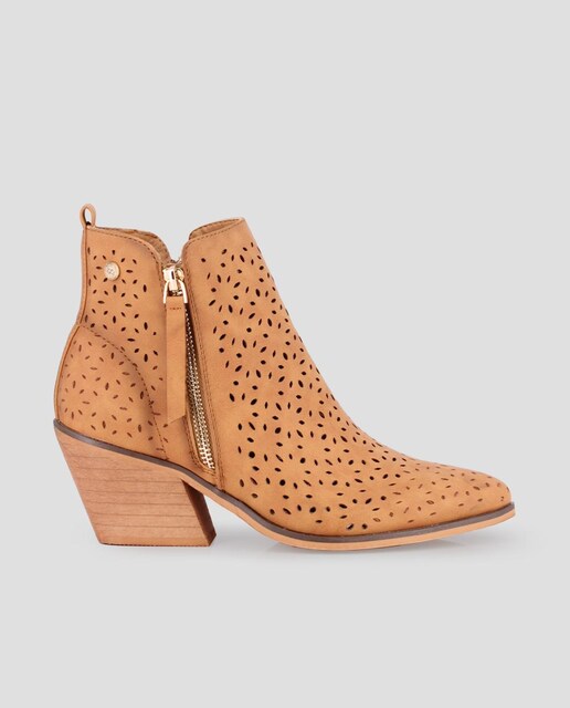 Imagen 0 de Botines de mujer camperos con perforaciones