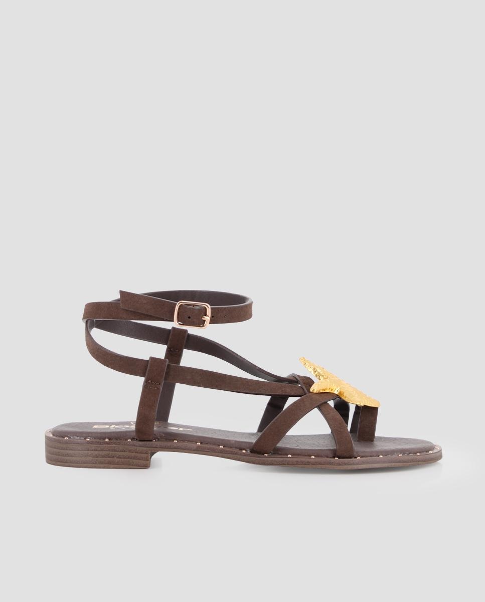 Imagen 0 de Sandalias planas de mujer de piel adornadas con herraje de estrella Marrón