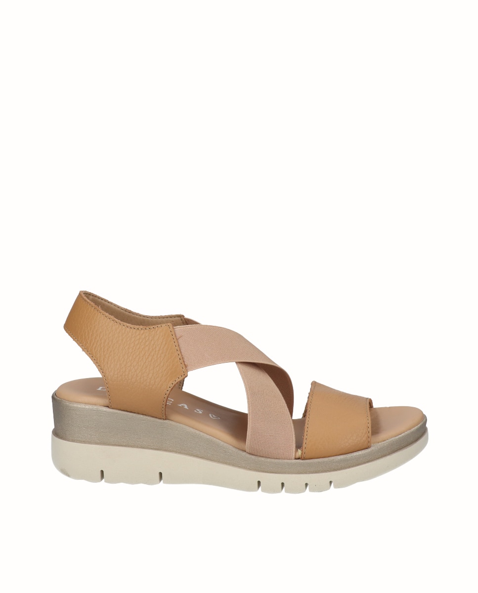Imagen 0 de Sandalias de cuña bicolor de mujer de piel con elásticos anchos Camel