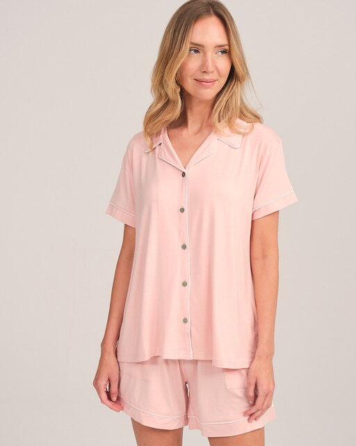 Imagen 0 de Pijama de mujer corto  en rosa con detalles satinados y botones