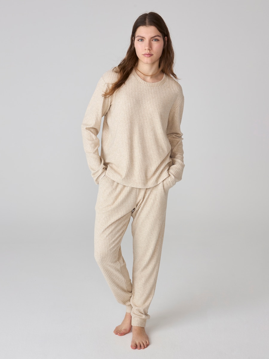 Pijama largo de mujer en beige de punto canalé con pantalón largo
