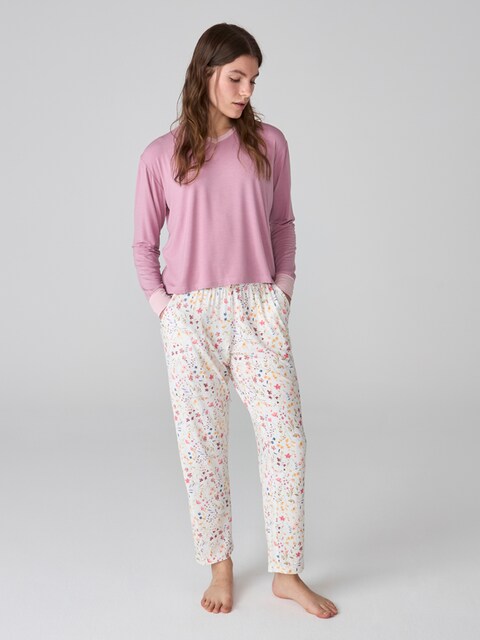 Imagen 0 de Pijama de mujer con camiseta en rosa y pantalón blanco estampado floral