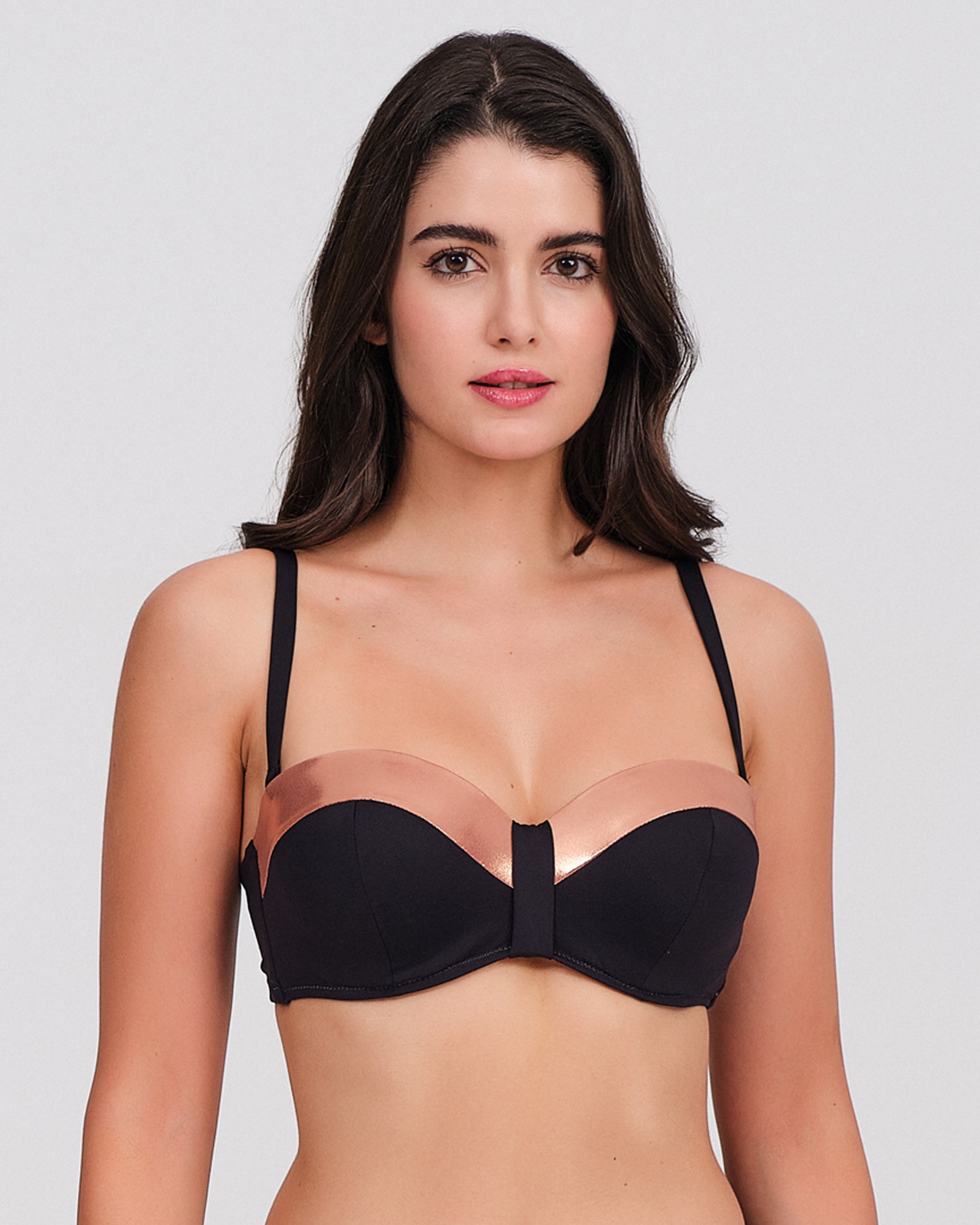 Imagen 0 de Top bikini mujer con escote halter y detalle bajo pecho Negro