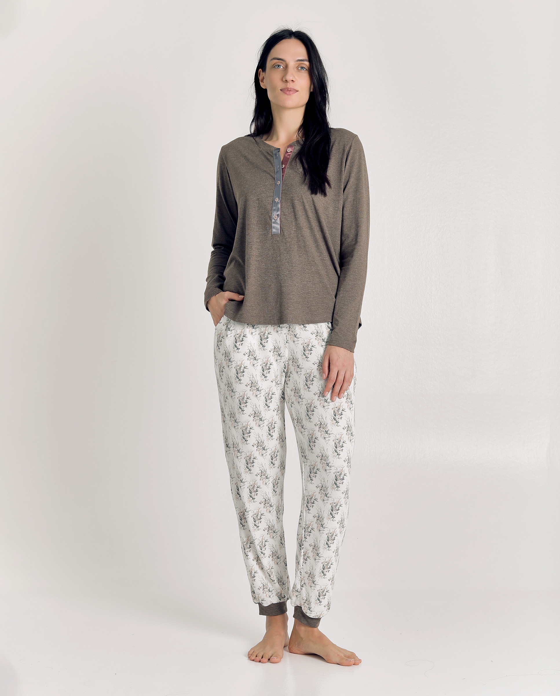 Imagen 1 de Pijama de mujer de punto suave con diseño floral Marrón