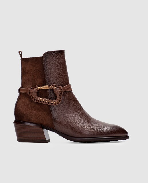 Imagen 0 de Botines de mujer de piel con detalle de tiras y mosquetón