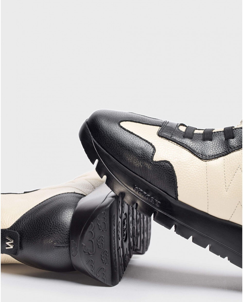 Zapatillas deportivas de mujer de piel texturizada y cierre Zapatillas deportivas de mujer de piel texturizada y cierre