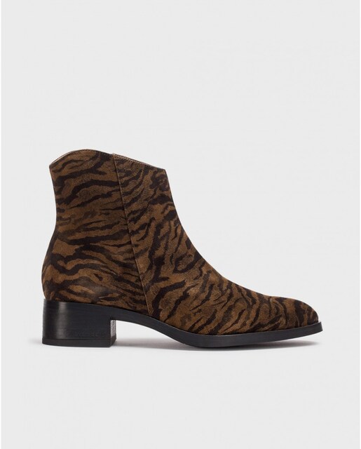 Imagen 0 de Botines planos de mujer en piel marrón estampado zebra