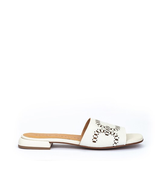 Imagen 0 de Sandalias planas de mujer de piel en color blanco con troquelado