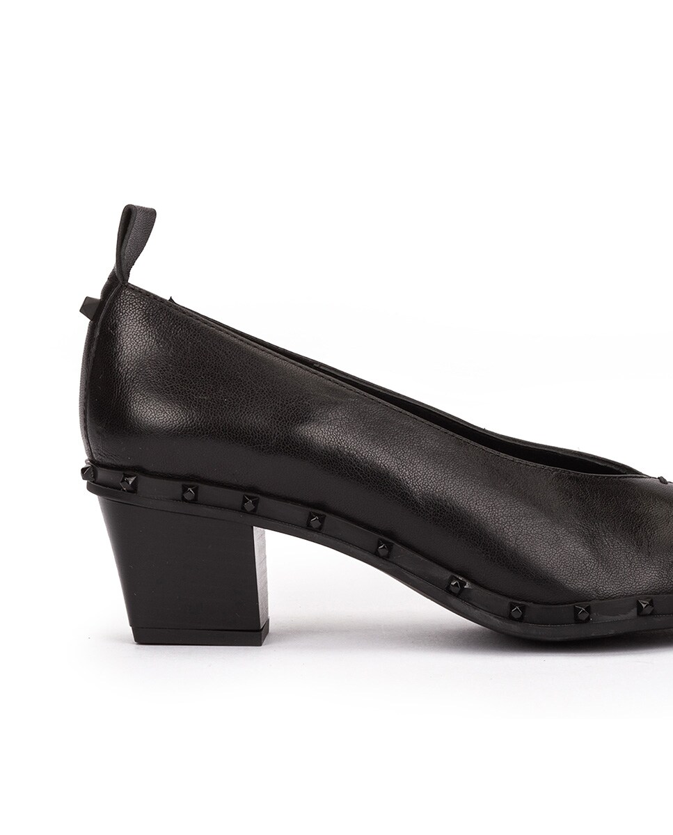 Zapatos de salón de mujer con tachuelas · Pedro Miralles · El