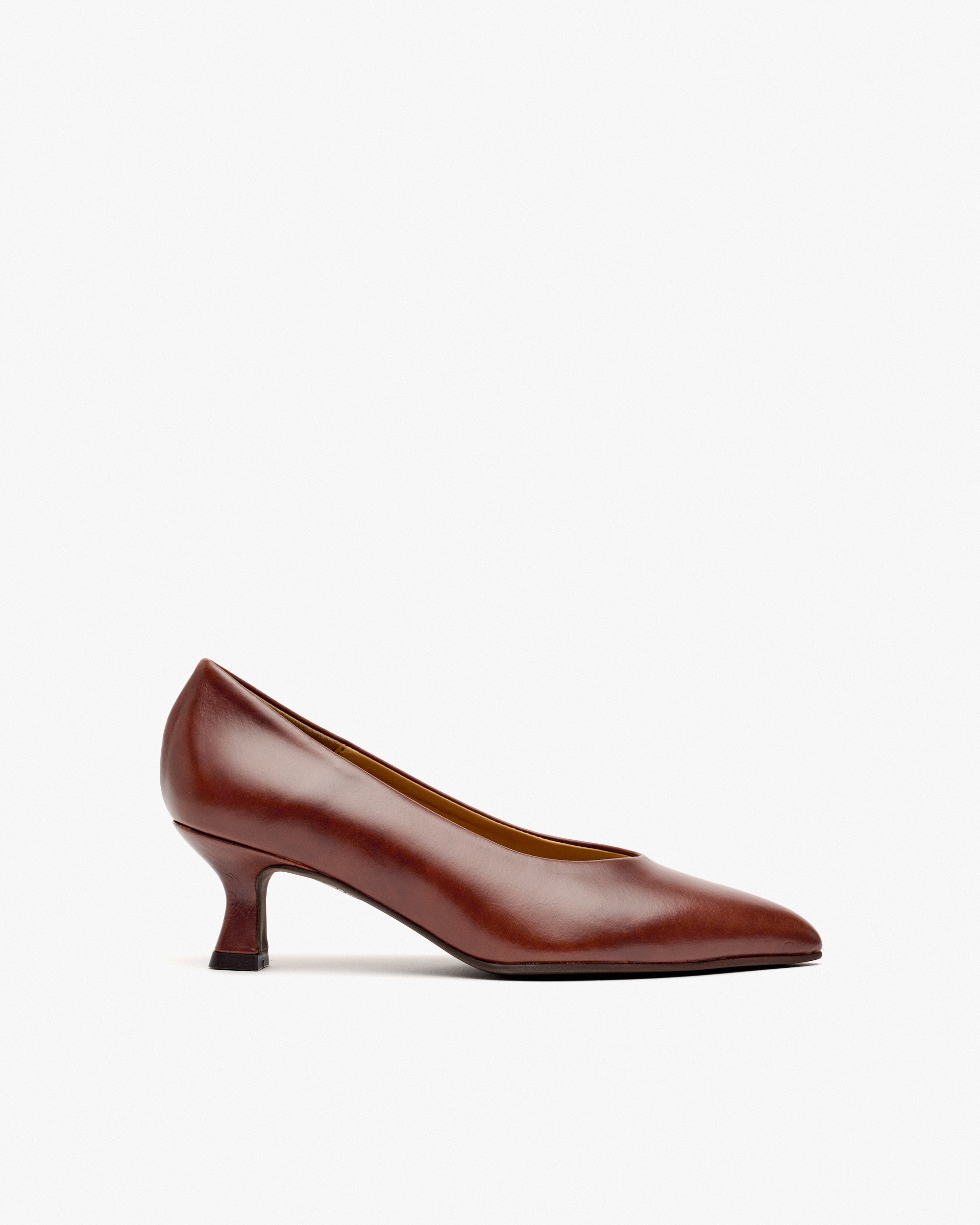Pedro Miralles - Zapatos de salón de mujer de punta fina de piel.