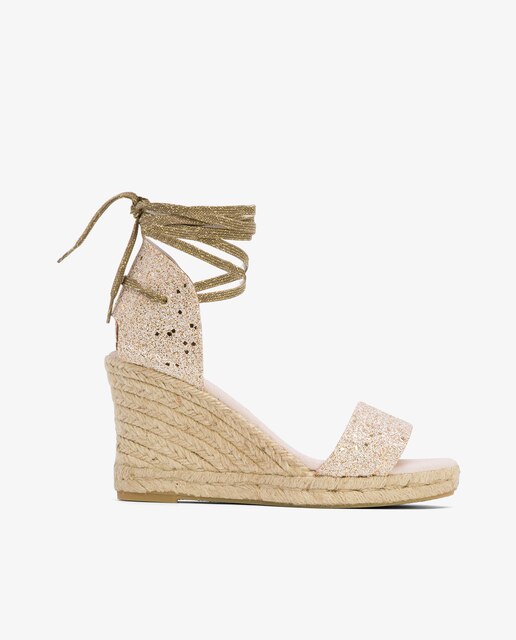 Alpargatas de cuña de mujer de color beige y sujeción por cuerdas