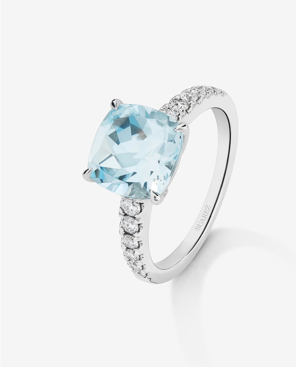 Anillo de oro blanco de 18k con topacio sky en talla cushion de 3,72 cts y 12 diamantes en talla brillante con un total de 0,3 cts - SUAREZ - Azul Azul-1