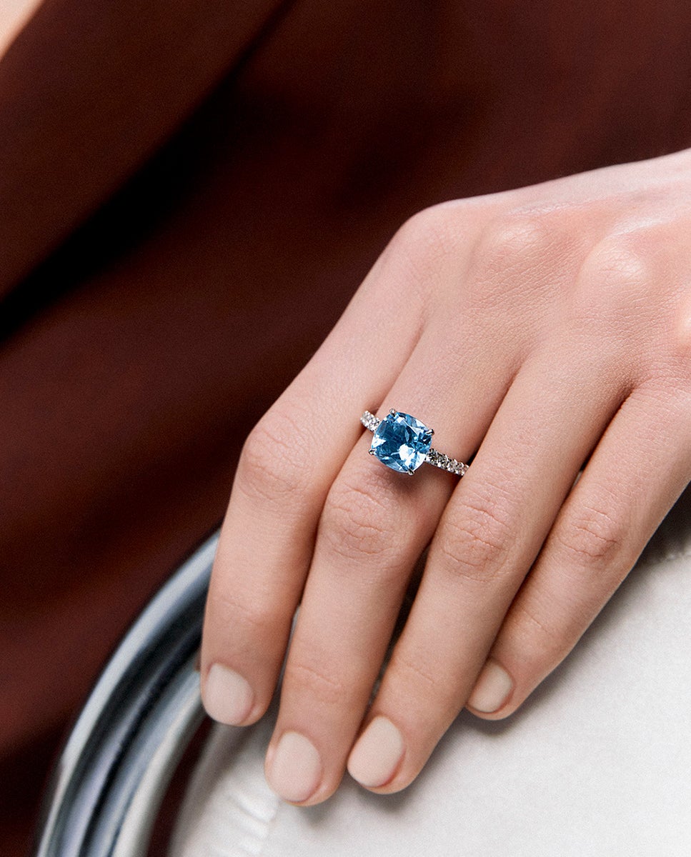 Anillo de oro blanco de 18k con topacio sky en talla cushion de 3,72 cts y 12 diamantes en talla brillante con un total de 0,3 cts - SUAREZ - Azul Azul-4
