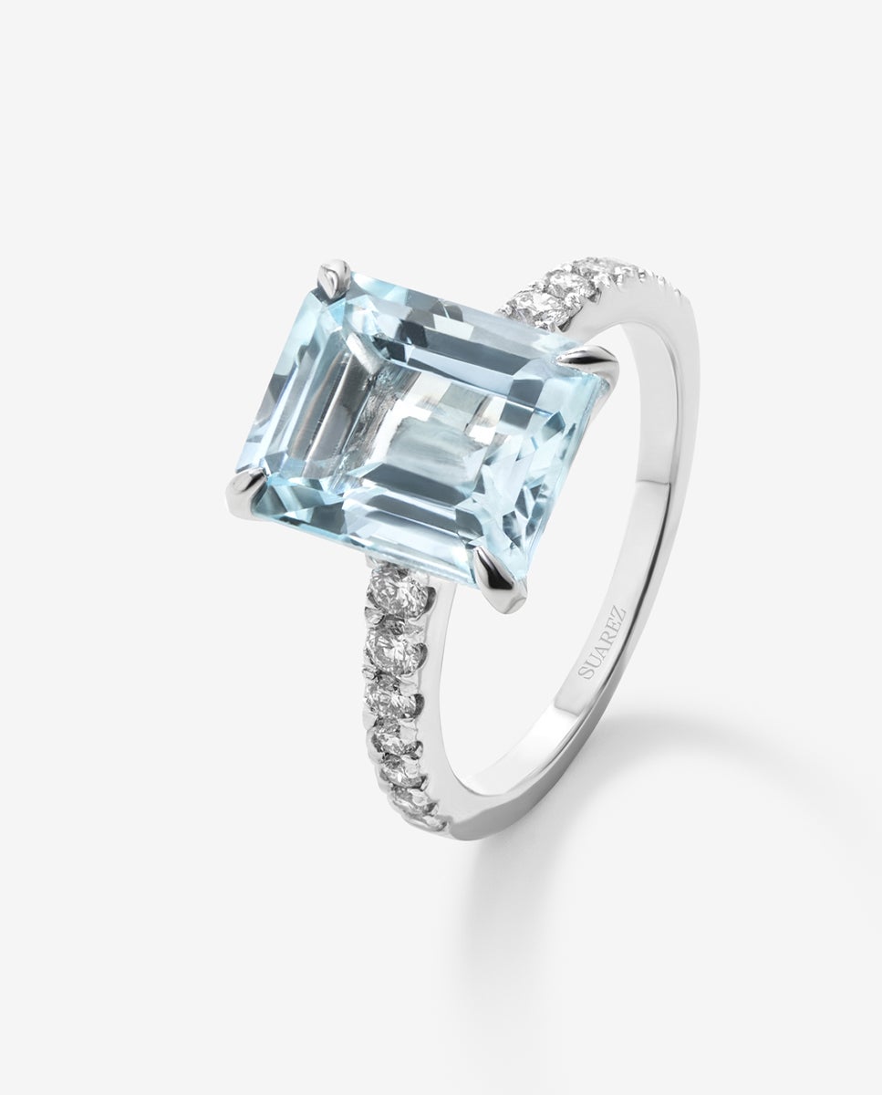 Imagen 1 de Anillo de oro blanco de 18k con topacio azul sky en talla esmeralda de 4,25 cts y diamantes blancos en talla brillante de 0,31 cts Azul