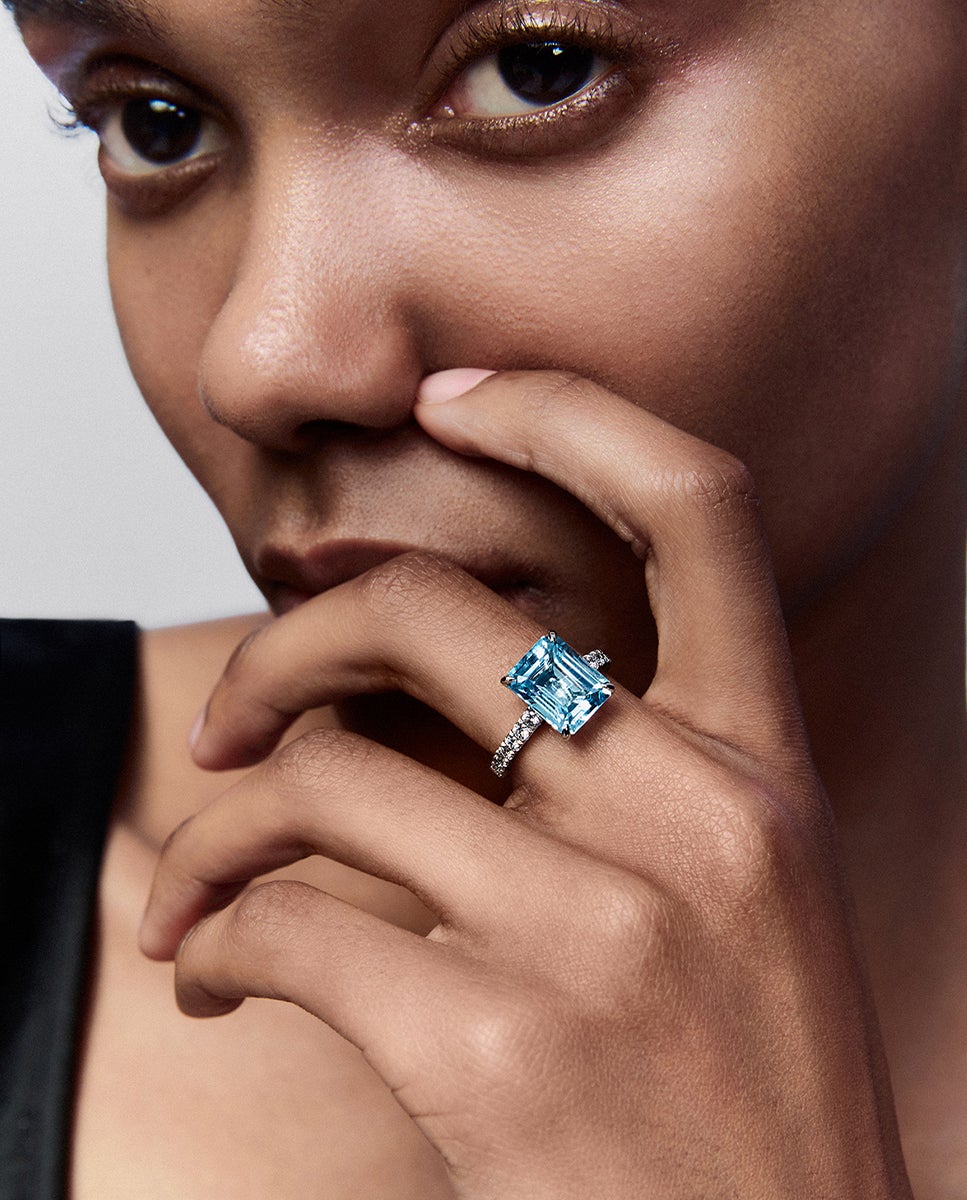 Imagen 2 de Anillo de oro blanco de 18k con topacio azul sky en talla esmeralda de 4,25 cts y diamantes blancos en talla brillante de 0,31 cts - Azul Azul