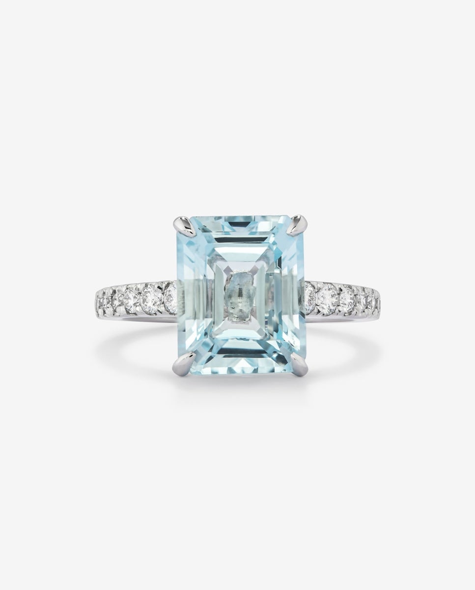 Imagen 3 de Anillo de oro blanco de 18k con topacio azul sky en talla esmeralda de 4,25 cts y diamantes blancos en talla brillante de 0,31 cts - Azul Azul
