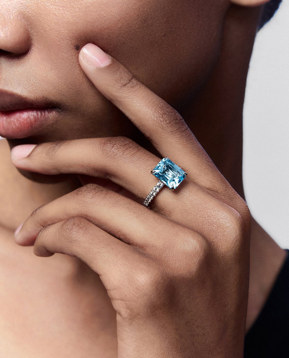 Imagen 4 de Anillo de oro blanco de 18k con topacio azul sky en talla esmeralda de 4,25 cts y diamantes blancos en talla brillante de 0,31 cts - Azul Azul