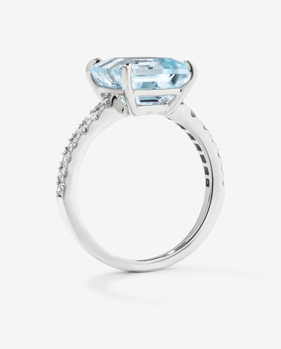 Imagen 5 de Anillo de oro blanco de 18k con topacio azul sky en talla esmeralda de 4,25 cts y diamantes blancos en talla brillante de 0,31 cts - Azul Azul