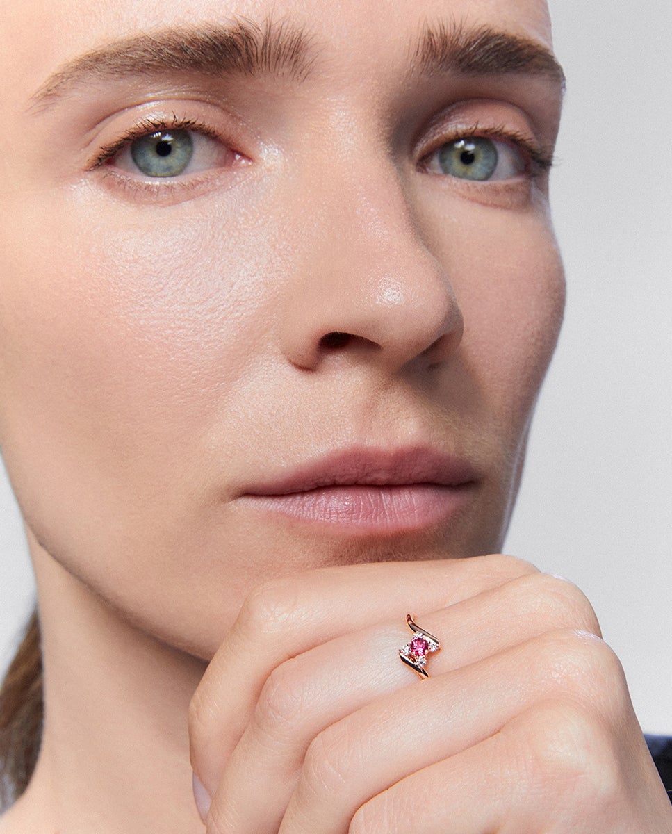 Anillo de oro rosa de 18k con rubí en talla brillante de 0,14 y 4 diamantes en talla brillante con un total de 0,08 cts - SUAREZ - Blanco / Rojo Blanco / Rojo-4
