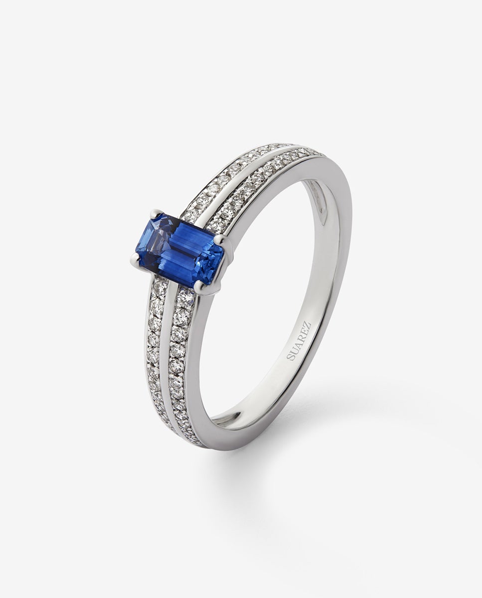 Imagen 0 de Anillo de oro blanco de 18k con zafiro azul royal en talla octogonal de 1,09 cts y 52 diamantes en talla brillante con un total de 0,18 cts Blanco / Azul