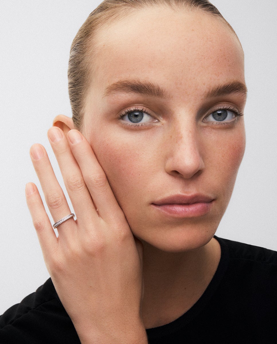 Imagen 4 de Anillo alianza de oro blanco de 18k con 23 diamantes en talla brillante con un total de 0,18 cts - Blanco Blanco