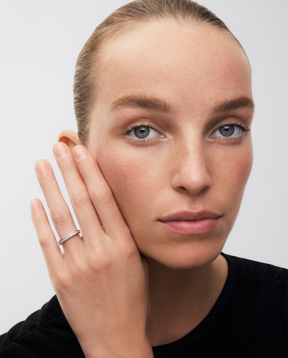 Anillo alianza de oro blanco de 18K con 23 diamantes en talla brillante con un total de 0,18 cts Blanco-4