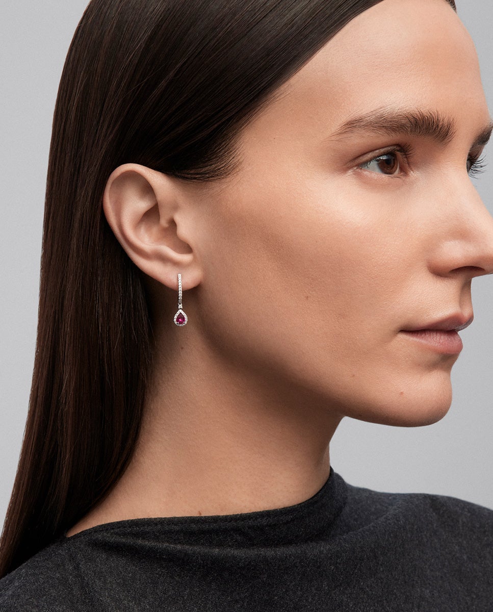 Pendientes de oro blanco de 18k con 2 rubíes en talla pera con un total de 0,75 cts y 54 diamantes en talla brillante con un total de 0,28 cts - SUAREZ - Blanco / Rojo Blanco / Rojo-2