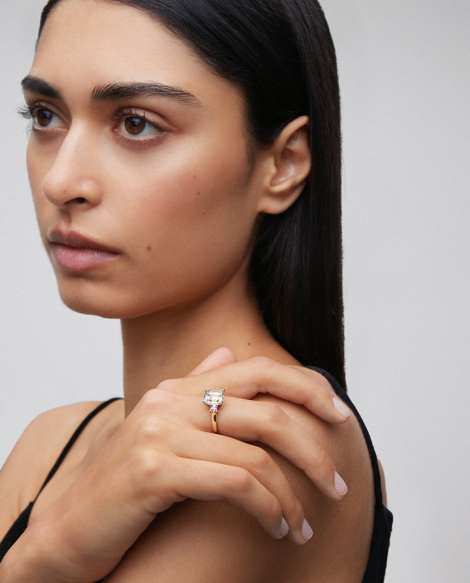 Imagen 2 de Anillo tresillo de oro amarillo de 18k con amatista verde en talla esmeralda de 2,53 cts y 2 zafiros rosas en talla princesa con un total de 0,41 cts - SUAREZ - Blanco / Verde Blanco / Verde