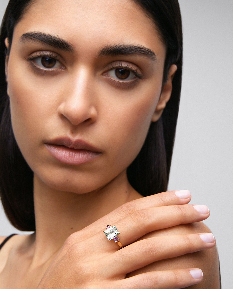 Imagen 4 de Anillo tresillo de oro amarillo de 18k con amatista verde en talla esmeralda de 2,53 cts y 2 zafiros rosas en talla princesa con un total de 0,41 cts - SUAREZ - Blanco / Verde Blanco / Verde