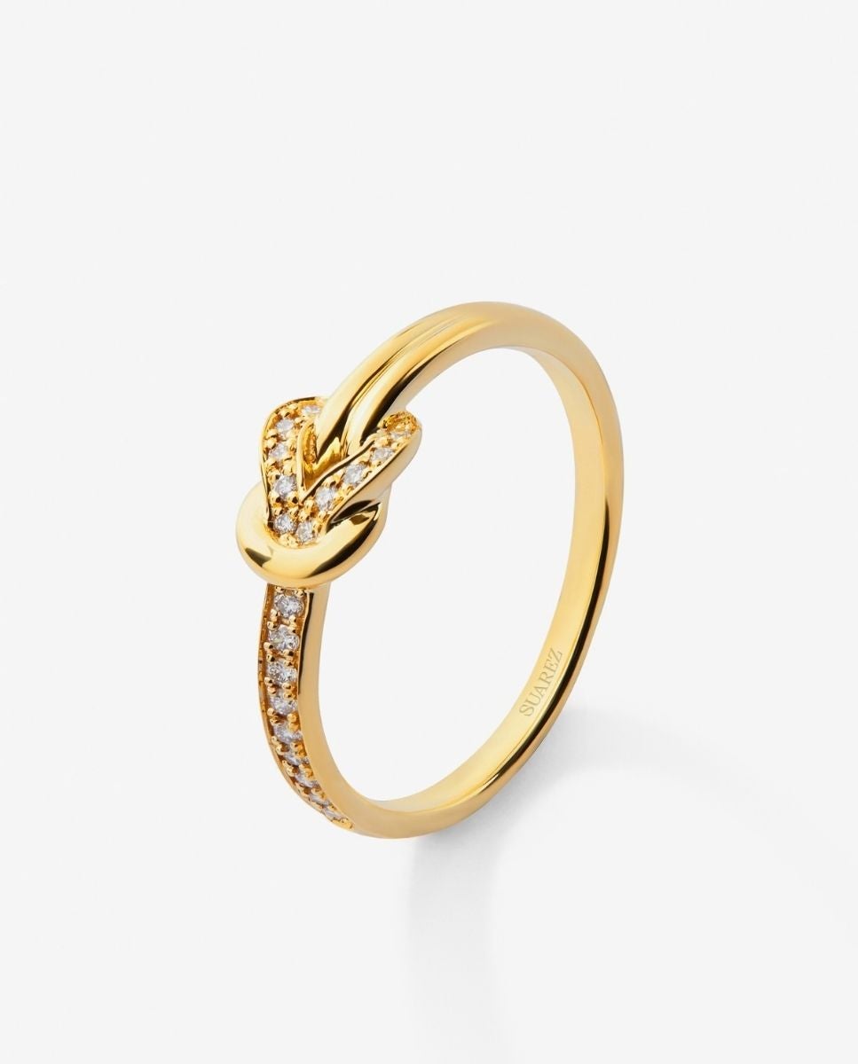 Imagen 0 de Anillo de oro amarillo de 18k con 15 diamantes en talla brillante con un total de 0,09 cts y forma de nudo Blanco
