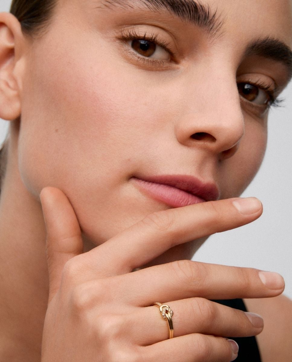Anillo de oro amarillo de 18k con 15 diamantes en talla brillante con un total de 0,09 cts y forma de nudo - SUAREZ - Blanco Blanco-2