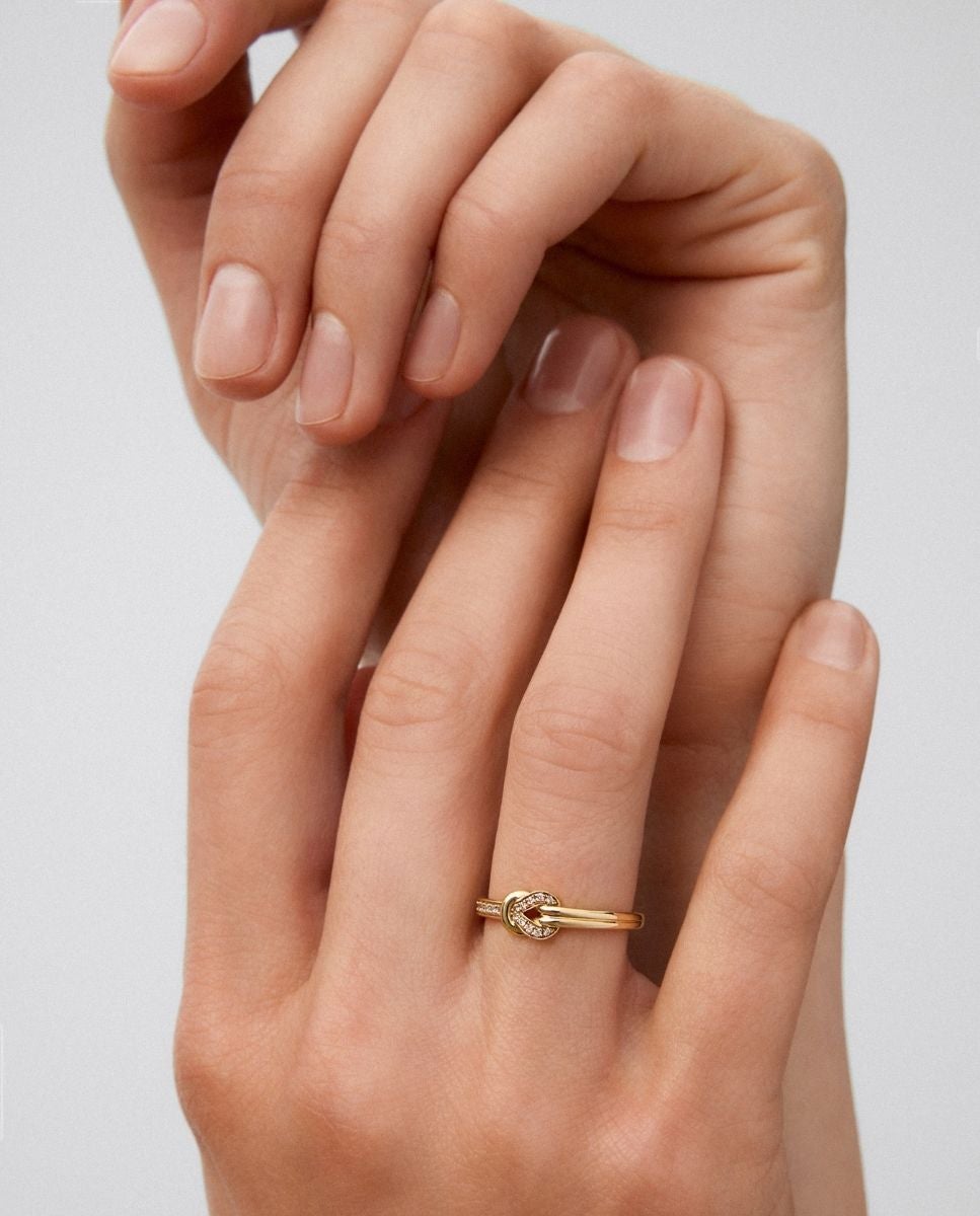 Anillo de oro amarillo de 18k con 15 diamantes en talla brillante con un total de 0,09 cts y forma de nudo - SUAREZ - Blanco Blanco-4