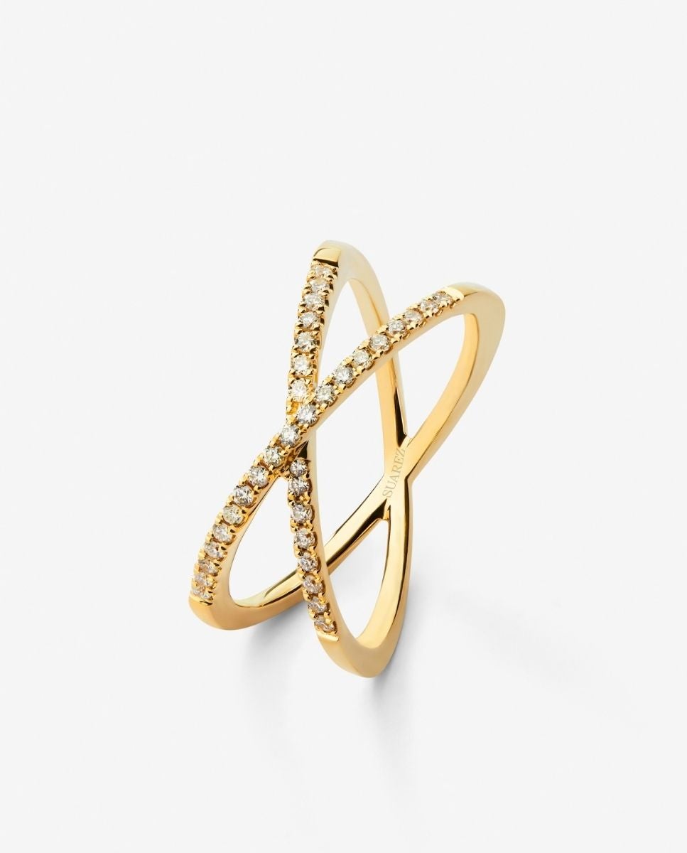 Imagen 0 de Anillo cruzado de oro amarillo de 18k con 33 diamantes en talla brillante con un total de 0,2 cts Blanco