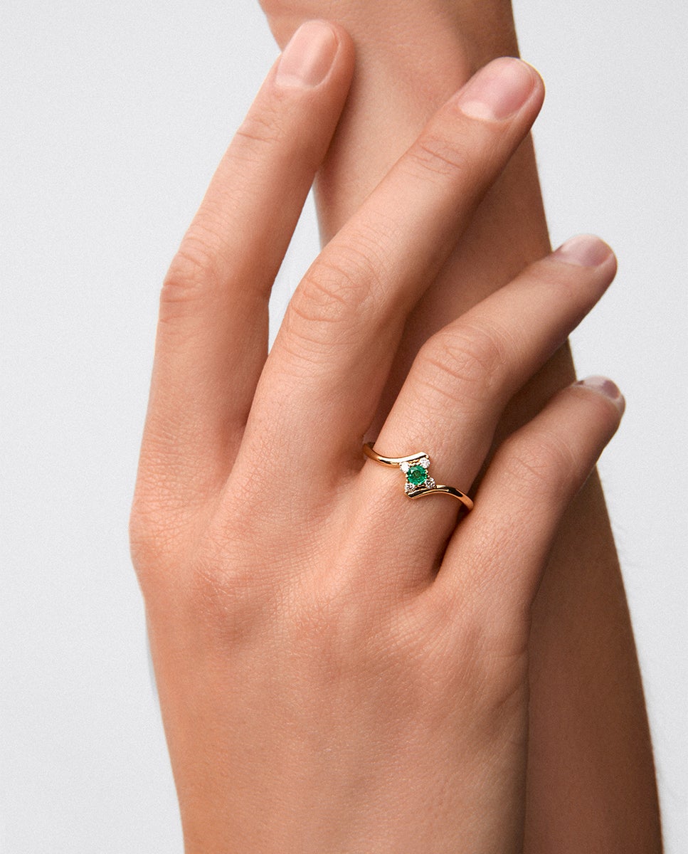 Anillo de oro amarillo de 18k con esmeralda verde en talla brillante de 0,088 cts y 4 diamantes en talla brillante con un total de 0,08 cts - SUAREZ - Blanco Blanco-4