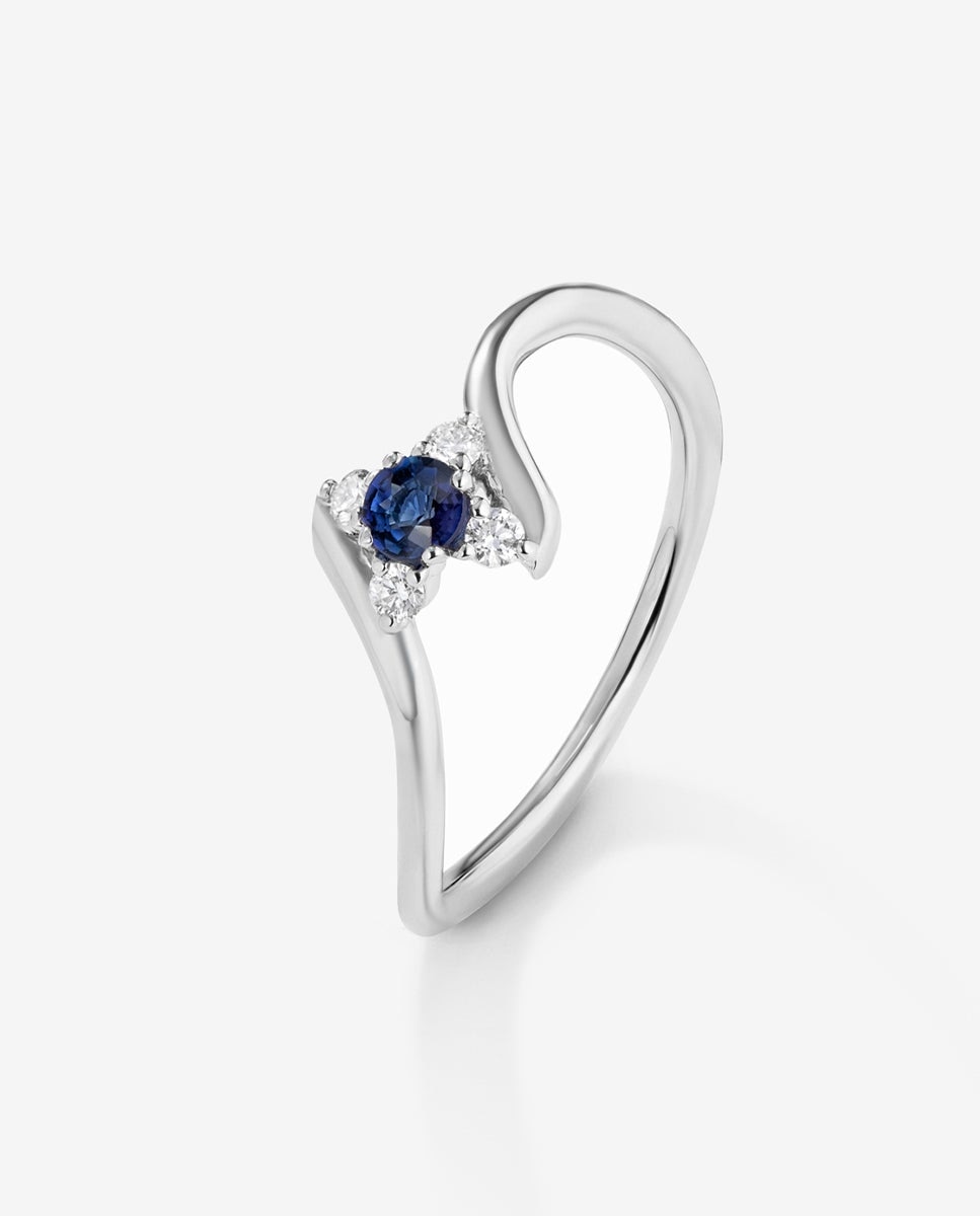 Imagen 0 de Anillo de oro blanco de 18k con zafiro azul en talla brillante de 0,15 y 4 diamantes en talla brillante con un total de 0,08 cts Azul